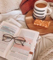 How to annotate books with your besties - GirlsLife