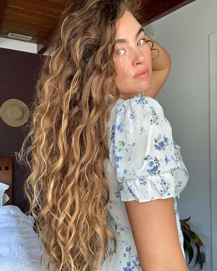 A step-by-step tutorial for styling wavy hair - GirlsLife