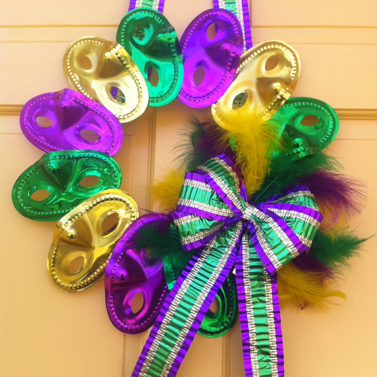 Here S What You Need To Throw The Perfect Mardi Gras Party Girlslife